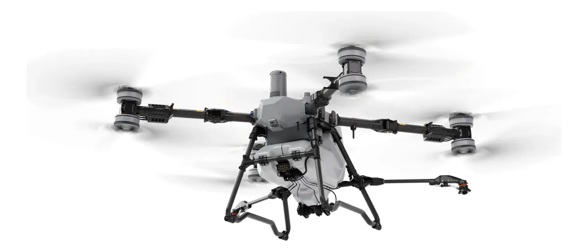 Drone agrícola em voo, equipamento usado na operação de campo